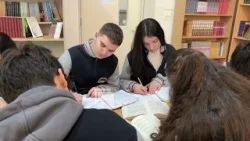 Zbehet shkrimi i dorës, të rinjtë po e zëvendësojnë me shkrimin digjital