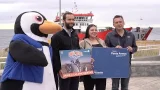 Vecina número 50.000 de la Tarjeta Punta Arenas gana viaje familiar a Isla Magdalena