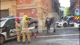 Un bombero se intenta quemar a lo bonzo en la Plaza del Cardenal Belluga de Murcia | La 7 Un bombero se intenta quemar a lo bonzo en la Plaza del Cardenal Belluga de Murcia | La 7