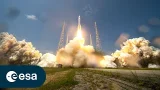 Подготовка первой ракеты Ariane 6 с четырьмя ускорителями и стартом.