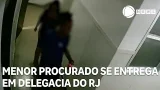 Menor procurado por envolvimento em estupro coletivo de adolescente se entrega em delegacia do RJ