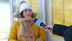 Pasażerowie marzną na peronach. Budynek dworca stoi tuż obok, ale jest nieczynny