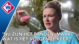 Man steekt banden van auto's lek met zwaard Man steekt banden van auto's lek met zwaard
