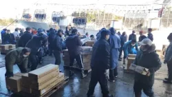 同じ「イカの町」助けたい　函館の企業　イカ釣り漁船で地元企業などから集まった支援物資　被災地に届ける
