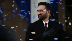 New York, Zohran Mamdani ha prestato giuramento: il primo sindaco a usare il corano