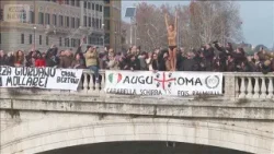 伊ローマで冷たい川にダイブ 1946年から続く新年の伝統行事(2026年1月2日) 伊ローマで冷たい川にダイブ 1946年から続く新年の伝統行事(2026年1月2日)