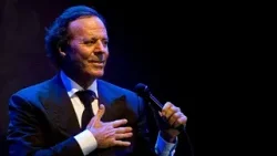 Julio Iglesias respinge accuse di molestie sessuali: "Assolutamente false, provo grande tristezza"