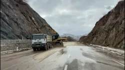 Top News- Çfarë la pas shkëputja e malit, hapet pjesërisht rruga Qukës-Qafë Plloçë
