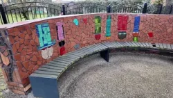 Ze starych cegieł i dachówek stworzyli wyjątkowe mozaiki