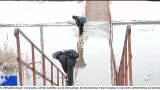 Traversare cu risc pe un pod inundat din Bălți. Poliția a închis accesul