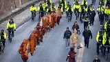 Monaci buddhisti completano la marcia di 3.700 km 'Walk for Peace' verso Washington